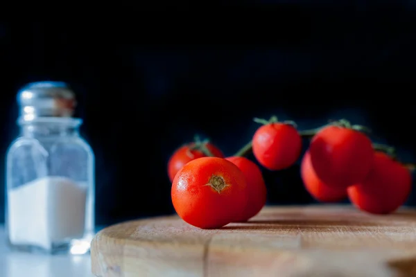 Pequeña rama de tomates —  Fotos de Stock