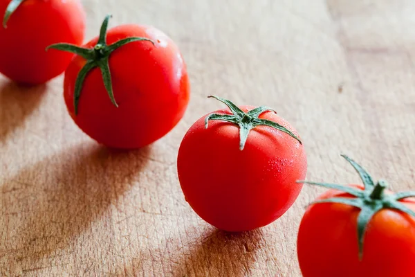 Tomates pequeños en fila — Foto de Stock