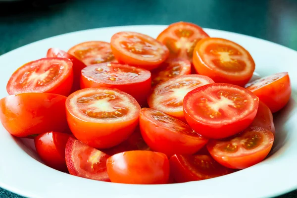 Krojone pomidory w płycie — Zdjęcie stockowe