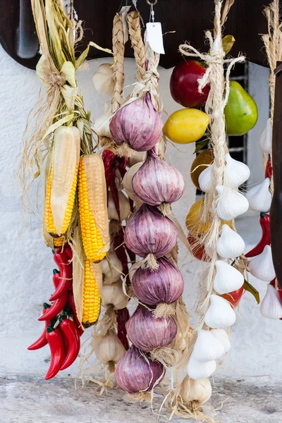 Aufgehängte Zwiebeln — Stockfoto