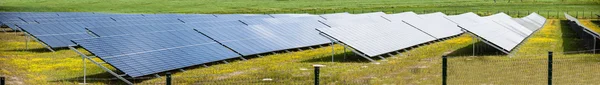 太陽電池パネルのパノラマ — ストック写真