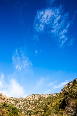 dağlar ve gökyüzü