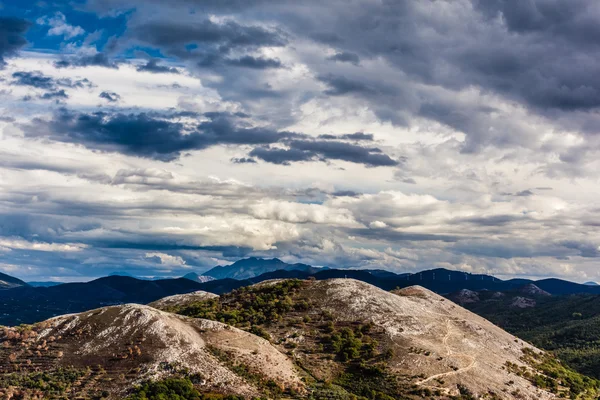 Montañas y cielo — Foto de Stock