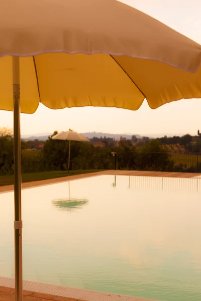 Piscina puesta de sol —  Fotos de Stock