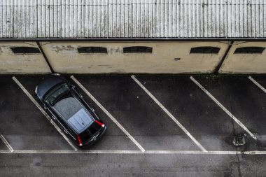 Yalnız otopark