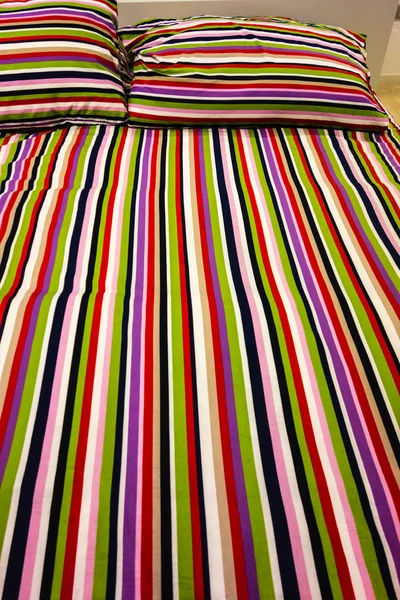 Stripet seng – stockfoto