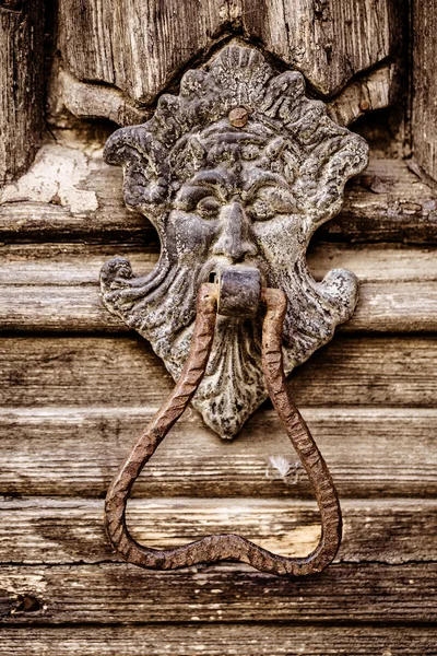 Rusty door knocker — Stock Photo, Image