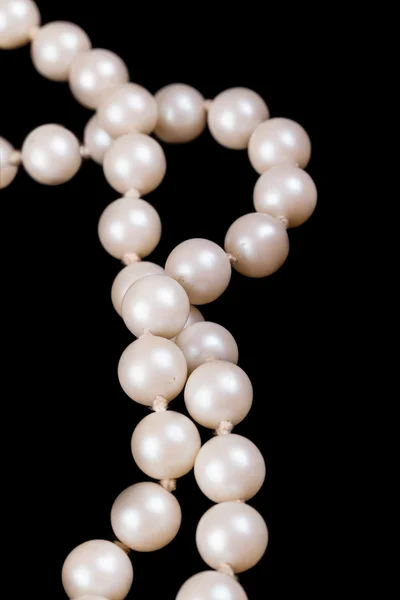 Perlen auf Schwarz — Stockfoto