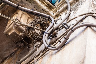 dağınık kabloları