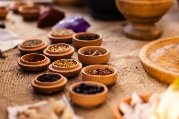 Kryddor på ett bord — Stockfoto
