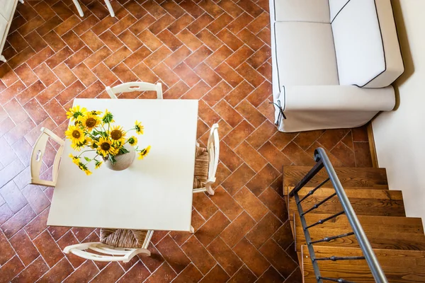 Sonnenblumen auf dem Tisch — Stockfoto