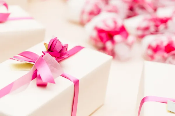 Emballé Cadeaux de mariage Image En Vente