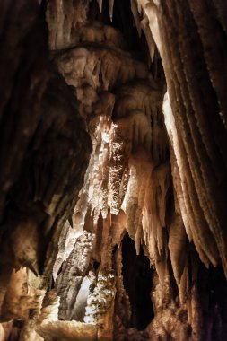 uzun ve karanlık grotto