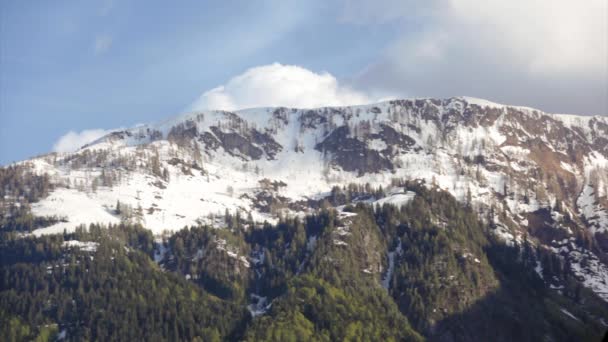 Wolken über schneebedecktem Berggipfel -Video — Stockvideo