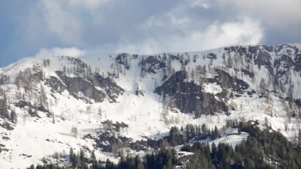 Хмара над сніговим гірським схилом відео — стокове відео