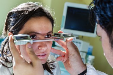 bir exophthalmometer kullanma