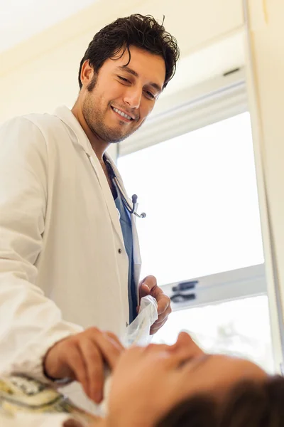 Glimlachende dokter — Stockfoto