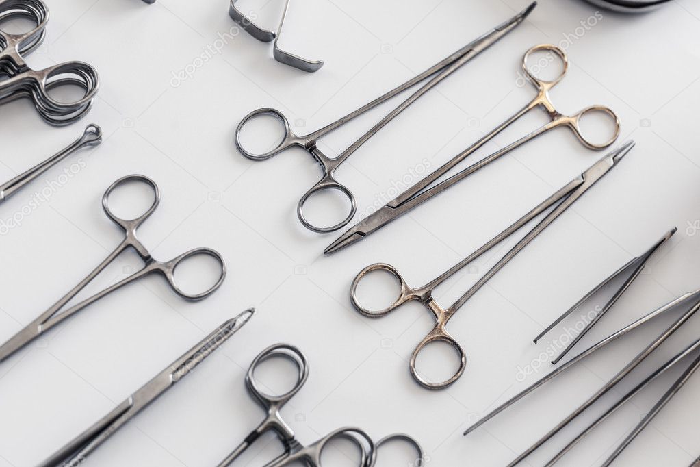 Arranged surgical tweezers
