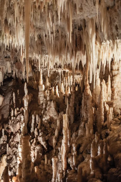 Jeskyně se stalaktity a stalagmity — Stock fotografie