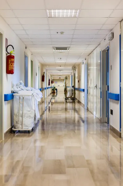 temiz hastane koridoru