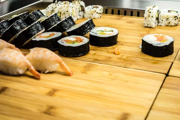 Sushi sobre tabla de madera — Foto de Stock