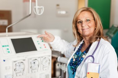 bir dialyser gösteren doktor