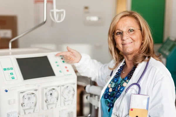 Doctor mostrando un dializador — Foto de Stock