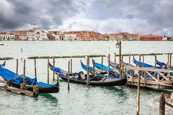 Góndola acoplada en Venecia —  Fotos de Stock