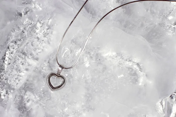 Collier Bijoux Coeur Argent Sur Fond Glace — Photo