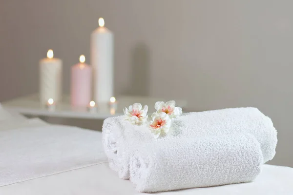 Spa Massage Bord Med Handdukar Ljus Relaxrum — Stockfoto