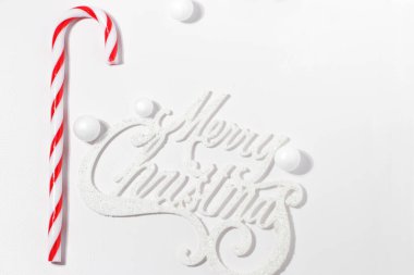 Beyaz arka planda kırmızı baston şekerli mutlu noel kartları. 