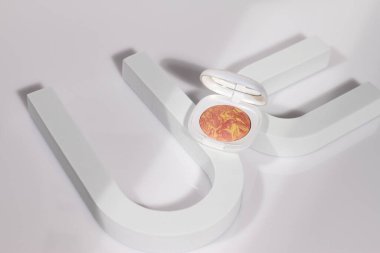 Kızarık, fırında pişmiş şeftali, pembe allık beyaz pakette.