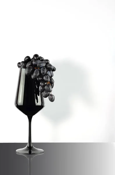 Dark Grapes Black Vine Glass — Stock Photo, Image