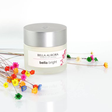 BELLA AURORA BELLA Bright yüz kremi, anti karanlık nokta kozmetik, Vitoria, İspanya, Ocak 2022