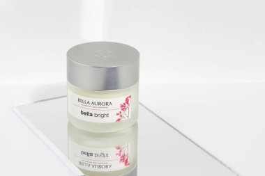 BELLA AURORA BELLA Bright yüz kremi, anti karanlık nokta kozmetik, Vitoria, İspanya, Ocak 2022