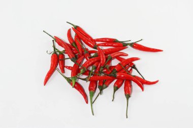 Beyaz üzerine bir demet taze kırmızı biber.