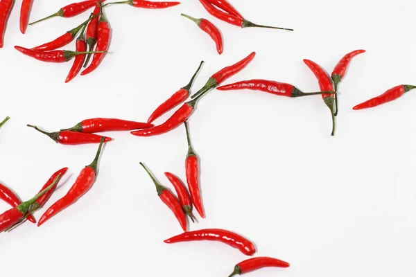 Beyaz üzerine bir demet taze kırmızı biber.