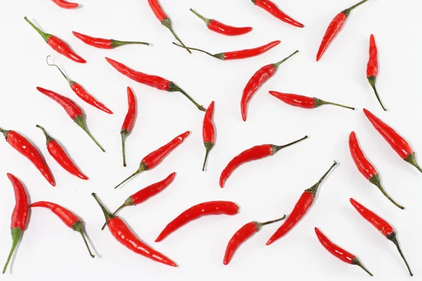 Beyaz üzerine bir demet taze kırmızı biber.