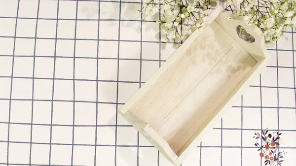 Weißes Holztablett Leer Auf Quadratischer Tischdecke Und Blumen — Stockfoto