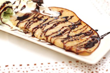 Çikolata ve dondurmalı ev yapımı krep.