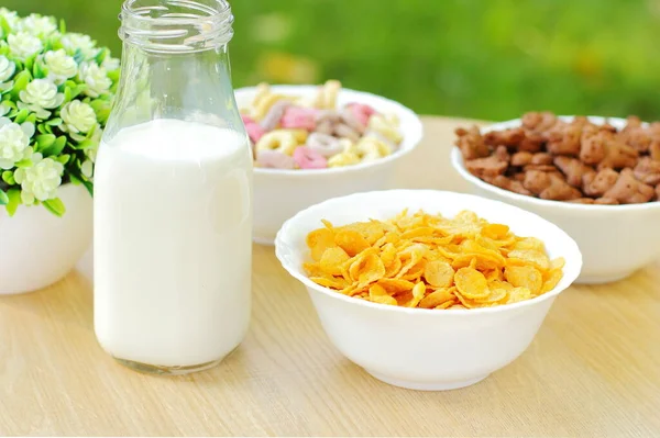 Cereales Con Leche Para Desayuno Mesa — Foto de Stock
