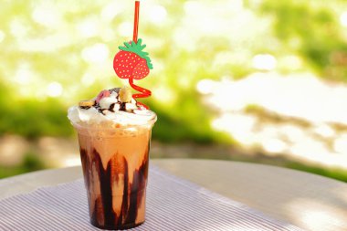 Sütlü çikolata, kremalı ve kurabiyeli.