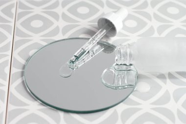 Pipette, serumlu damlatıcı aynaya düşer, kozmetik teknolojileri...