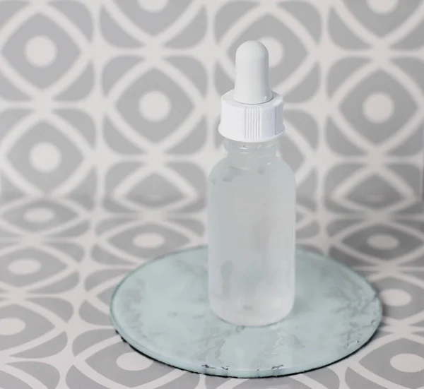 Glasflasche Kosmetikbehälter Mit Serum Auf Gefliestem Hintergrund — Stockfoto