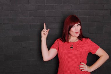 Parmağını gösteren genç kadın, boşluğu kopyala