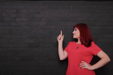 Parmağını gösteren genç kadın, boşluğu kopyala