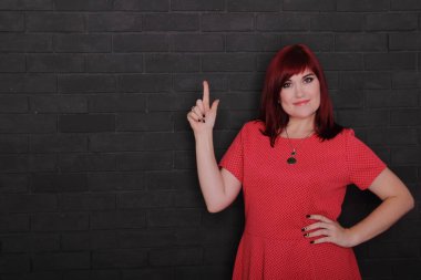 Parmağını gösteren genç kadın, boşluğu kopyala