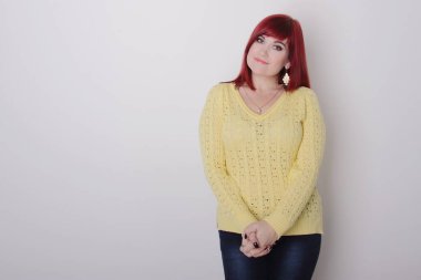 Genç kadın ciddi düşünüyor, kopyalama alanı