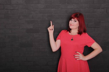 Parmağını gösteren genç kadın, boşluğu kopyala