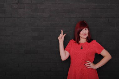 Parmağını gösteren genç kadın, boşluğu kopyala